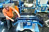 Fertigung des neuen Ford Focus: Ein Ford-Mitarbeiter arbeitet in der Bumper-Vormontage.