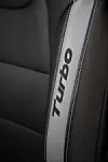 Die Sitzwangen ziert der Turbo-Schriftzug