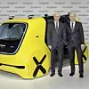 Volkswagen-Chef Matthias Müller und Finanzvorstand Frank Witter am autonomen Elektrofahrzeug