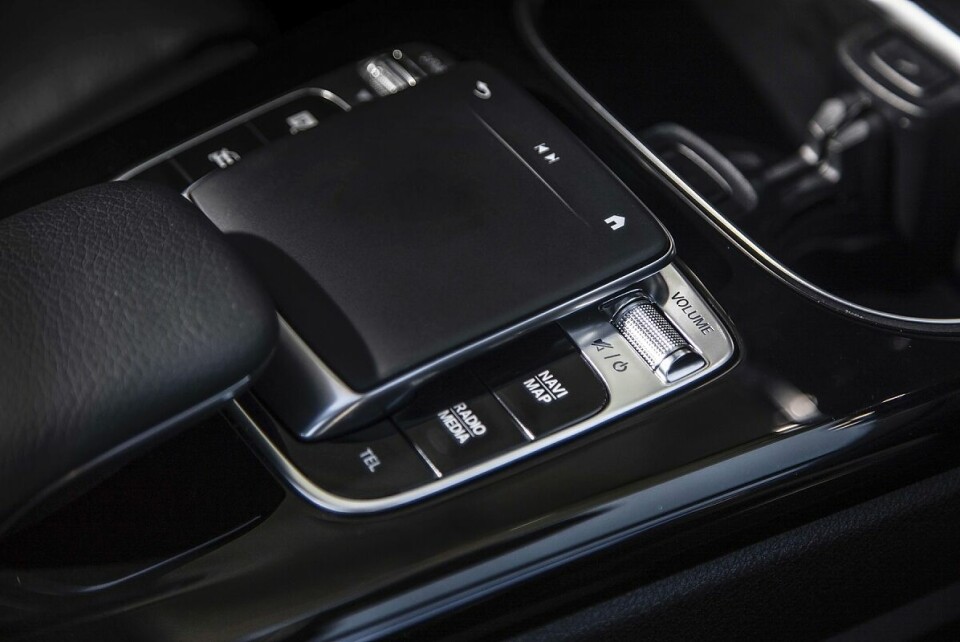 Mercedes A 220 4matic - die Bedienung ist gut. Das Touchpad braucht kein Mensch. Mercedes A 220 4matic - die Bedienung ist gut.