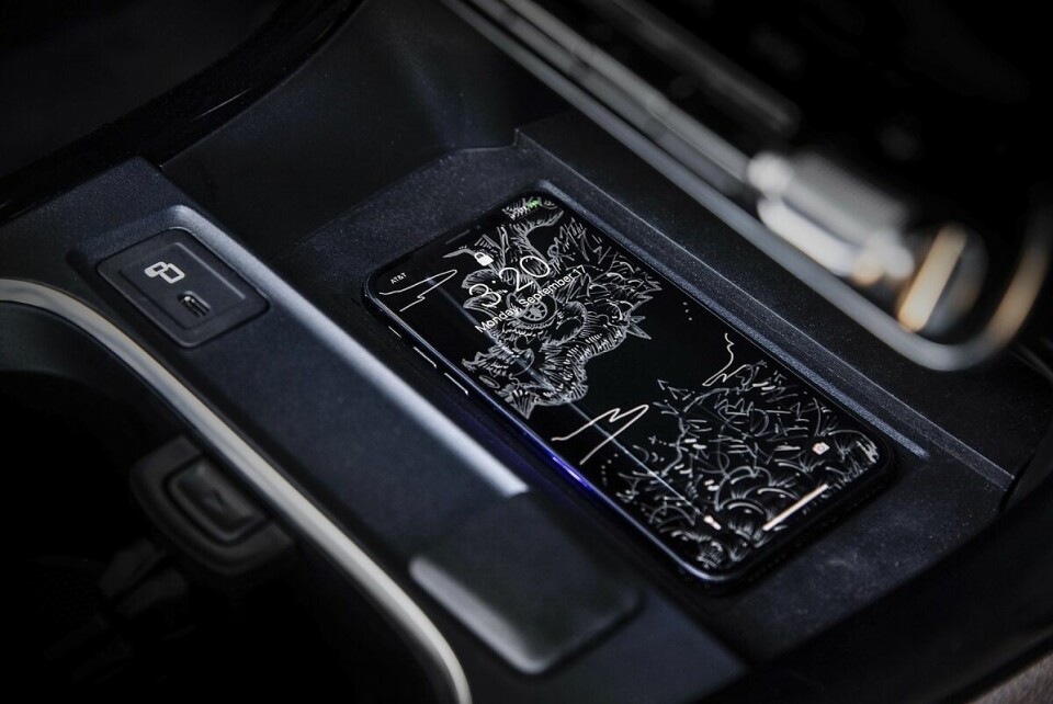 Mercedes A 220 4matic - hier wird kabellos geladen. Mercedes A 220 4matic - hier wird kabellos geladen