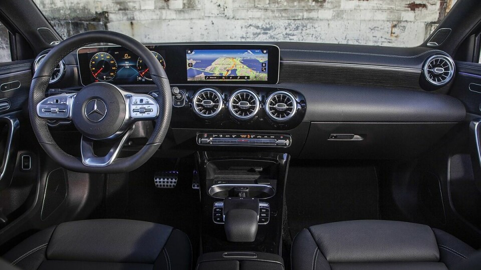 Mercedes A 220 4matic - aufgeräumtes Cockpit. Mercedes A 220 4matic - aufgeräumtes Cockpit