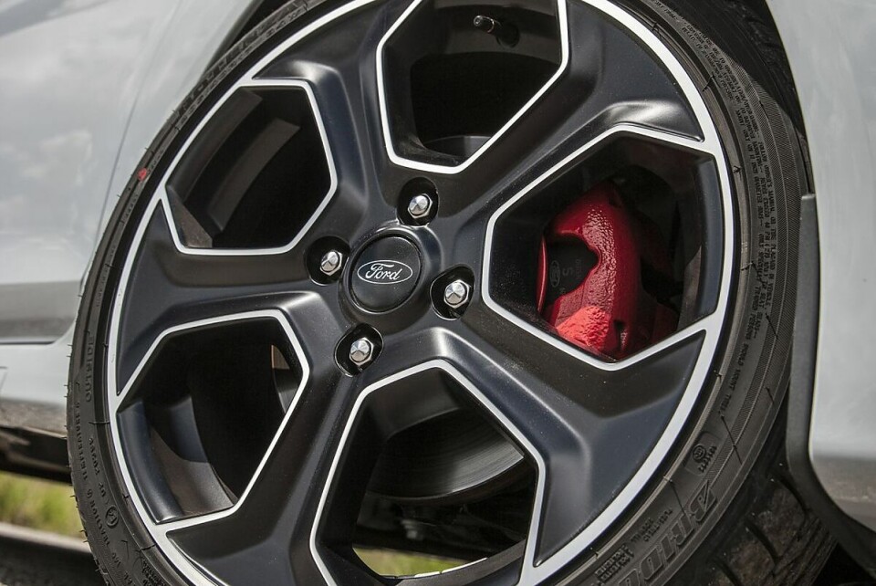 Die Bremsen packen satt zu.