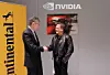 Continental CEO Dr. Elmar Degenhart (links) und NVIDIA Gründer und CEO Jensen Huang (rechts) einigen sich auf gemeinsame Entwicklung Künstlicher Intelligenz für selbstfahrende Fahrzeuge.