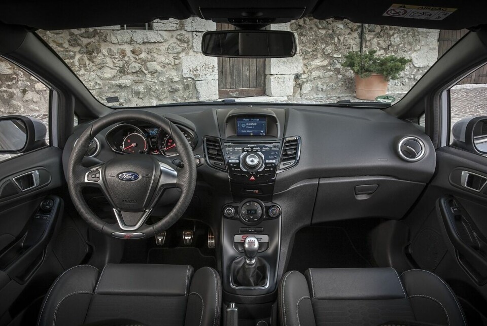 Das Cockpit des Ford Fiesta ST200.