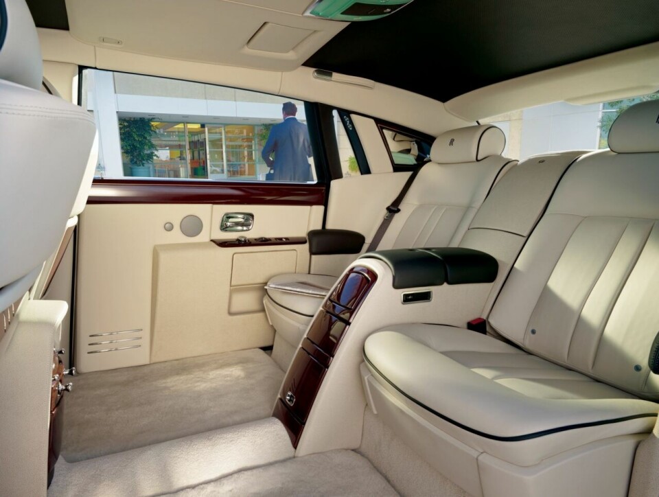 Hinten muss genug Platz sein, wie hier beim Rolls-Royce Phantom (langer Radstand). Hinten muss genug Platz sein, wie hier beim Rolls-Royce Phantom (langer Radstand).