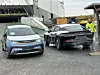 Ein BYD-Fahrzeug verlässt das Schiff und ein Porsche-Modell wird auf das Schiff gefahren.