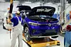Arbeiter im VW-Werk Zwickau an einem elektrischen ID.4.
