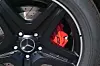 Die roten AMG-Bremssättel scheinen durch die schicken Felgen.