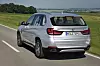Das Heck ist typisch für den BMW X5 - nichts verrät den Plug-in-Hybriden.