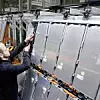 VW-Mitarbeiter arbeitet an Batteriesystem