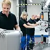Auf dem Bild sind Mitarbeiter in der Montage für Energiespeicher von Mercedes-Benz zu sehen.