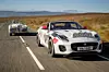 Jaguar F-Type Rallye Car, dahinter der klassische Jaguar XK120