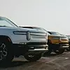 Rivian Trucks stehen nebeneinander