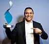 Harman-CEO Dinesh Paliwal, hier bei der Entgegennahme des Daimler Supplier Special Award für Innovation.
