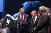 Bundeskanzler Olaf Scholz berührt auf der Hannover Messe den pneumatischen Cobot von Festo.
