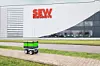 Ein fahrerloses Transportsystem von SEW-Eurodrive fährt im Außenbereich des Werks.