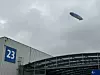 Von oben erscheinen alle Probleme des Alltags nichtig und klein. Ob ZF wohl deshalb mit diesem Zeppelin über das Messegelände kreist? Aktuell hat es der Zulieferer schwer - Zehntausende Jobs stehen auf dem Spiel.