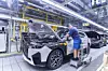 Ein Mann arbeitet in der iX-Produktion im BMW-Werk Dingolfing.
