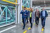 Werkleiter Armin Ebner führt Landrätin Tanja Schweiger und Bürgermeister der Stadt Neutraubling Harald Stadler durch den neuen Karobau in Neutraubling.