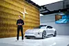 Polestar CEO Thomas Ingenlath steht vor einem weißen E-Auto der Volvo-Performancemarke Polestar.