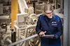 Eine BMW-Mitarbeiterin analysiert in der Leichtmetallgießerei riesige Datenmengen mittels intelligenter Algorithmen.