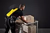 Ein Mitarbeiter hebt Kisten mit einem aktiven Exoskelett von German Bionic.