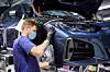 Ein BMW-Mitarbeiter im Werk Dingolfing.