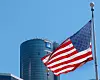 Eine US-Flagge weht vor der Firmenzentrale von General Motors.