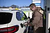 Fabian Pertschy betankt einen BMW iX5 Hydrogen während seiner Testfahrt in Antwerpen.