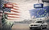 Illustration zu transatlantischen Handelskonflikten: Links die Freiheitsstatue vor der US-Flagge, rechts eine europäische Industrie­landschaft mit EU-Flagge. Über beiden Seiten hängen Container mit der Aufschrift „Tariffs“. Im Vordergrund steht ein europäischer Volkswagen als Symbol für die Automobilindustrie zwischen den Handelsblöcken.