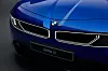 Nahaufnahme der blauen Front eines BMW i3 mit beleuchteter Niere und BMW-Logo