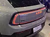 Heckansicht eines Audi ETX mit leuchtendem LED-Rücklicht auf einer Messe