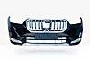 Frontansicht einer schwarzen BMW-Stoßstange mit Kühlergrill auf weißem Hintergrund.