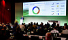 Blick in den Saal des VDA-Mittelstandstags 2025. Ein Redner steht vor Publikum am Podium, im Hintergrund ist eine Präsentationsfolie zur wirtschaftlichen Situation der Unternehmen zu sehen.