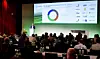 Blick in den Saal des VDA-Mittelstandstags 2025. Ein Redner steht vor Publikum am Podium, im Hintergrund ist eine Präsentationsfolie zur wirtschaftlichen Situation der Unternehmen zu sehen.