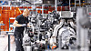 Mitarbeiter montiert Komponenten in der Motorenproduktion von Mercedes-Benz im Werk Sindelfingen.