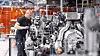 Mitarbeiter montiert Komponenten in der Motorenproduktion von Mercedes-Benz im Werk Sindelfingen.
