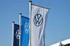 Die VW-Führung will die Kosten senken und die Wettbewerbsfähigkeit verbessern. Belegschaft, Gewerkschaften und Politik bangen um Zehntausende Arbeitsplätze und die Standorte Emden, Hannover, Zwickau und Neckarsulm.
