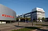 Außenansicht des Porsche-Werks in Stuttgart-Zuffenhausen mit Porsche-Schriftzügen an mehreren Gebäuden bei klarem Himmel.