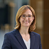 Porträt der im Beitrag vorgestellten Dorothea von Boxberg vor unscharfem Hintergrund. Sie trägt eine braune Brille, einen dunkelblauen Blazer und eine weiße Bluse. Von Boxberg ist derzeit CEO von Brussels Airlines und wechselt zum 1. September 2026 in den Vorstand der BMW AG. Dort übernimmt sie als Personalvorständin und Arbeitsdirektorin die Verantwortung für Personal und Immobilien. Zuvor war sie unter anderem Vorstandsvorsitzende und Finanzvorständin von Lufthansa Cargo sowie in weiteren Leitungsfunktionen bei der Lufthansa Group tätig.