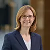 Porträt der im Beitrag vorgestellten Dorothea von Boxberg vor unscharfem Hintergrund. Sie trägt eine braune Brille, einen dunkelblauen Blazer und eine weiße Bluse. Von Boxberg ist derzeit CEO von Brussels Airlines und wechselt zum 1. September 2026 in den Vorstand der BMW AG. Dort übernimmt sie als Personalvorständin und Arbeitsdirektorin die Verantwortung für Personal und Immobilien. Zuvor war sie unter anderem Vorstandsvorsitzende und Finanzvorständin von Lufthansa Cargo sowie in weiteren Leitungsfunktionen bei der Lufthansa Group tätig.