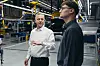 Patrick Walz (links) zeigt James McLoughlin die Fabrik in Ungarn.