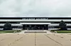 Modernes Gebäude mit der Aufschrift „Humphrey Assembly“ und großem gepflastertem Vorplatz.