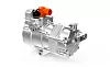 Silberner E-kompressor mit orangefarbenem Bauteil auf weißem Hintergrund.