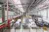 Produktionshalle im BMW Werk Regensburg mit mehreren Fahrzeugkarosserien auf einer Förderanlage. Der Standort wird für die Neue Klasse und die Integration der Hochvoltbatterie in den Montageprozess umgebaut.
