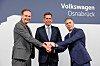 Oliver Blume (Vorstandsvorsitzender Volkswagen AG), Olaf Lies (Ministerpräsident Niedersachsen) und Jacob Tomer (Co-Founder and Partner of Aurelius Capital) stehen zusammen im Werk der Volkswagen Osnabrück GmbH am 07.09.2026 in Osnabrück. Foto: Friso Gentsch/Volkswagen
