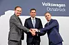 Oliver Blume (Vorstandsvorsitzender Volkswagen AG), Olaf Lies (Ministerpräsident Niedersachsen) und Jacob Tomer (Co-Founder and Partner of Aurelius Capital) stehen zusammen im Werk der Volkswagen Osnabrück GmbH am 07.09.2026 in Osnabrück. Foto: Friso Gentsch/Volkswagen