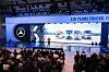 Mercedes-Benz präsentiert auf der IAA Transportation vor Publikum mehrere Lkw-Modelle und Antriebskonzepte auf einer großen Messebühne.