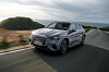 Silberner Mercedes-Benz GLC fährt auf einer kurvigen Straße entlang der Küste.